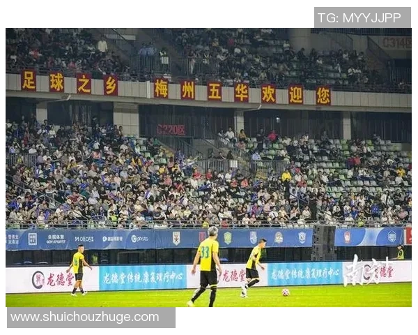 足球明星高清横版照片展现球场风采与激情瞬间的完美捕捉